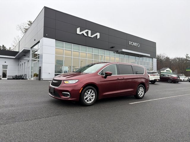 2023 Chrysler Pacifica Touring L's photo