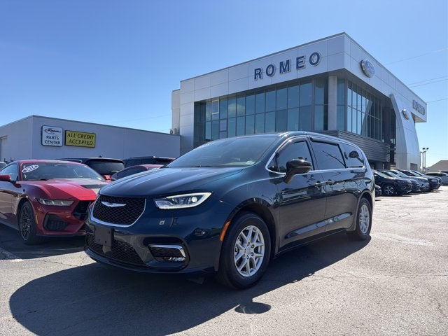 2025 Chrysler Pacifica Select's photo